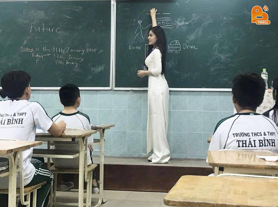 Động lực đi học mỗi ngày: Cô giáo biết 3 ngoại ngữ, chơi 4 nhạc cụ, gợi cảm hết nấc! Động lực đi học mỗi ngày: Cô giáo biết 3 ngoại ngữ, chơi 4 nhạc cụ, gợi cảm hết nấc!